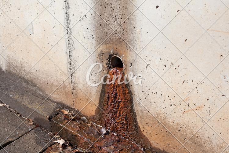 墙排水沟式样自然管道混凝土排水口污水环境污染图片